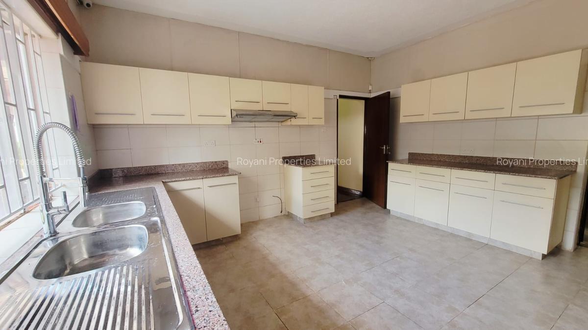 5 Bed House with En Suite in Rosslyn - 4