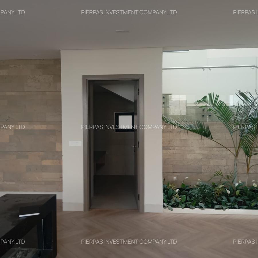 5 Bed Townhouse with En Suite in Brookside - 7