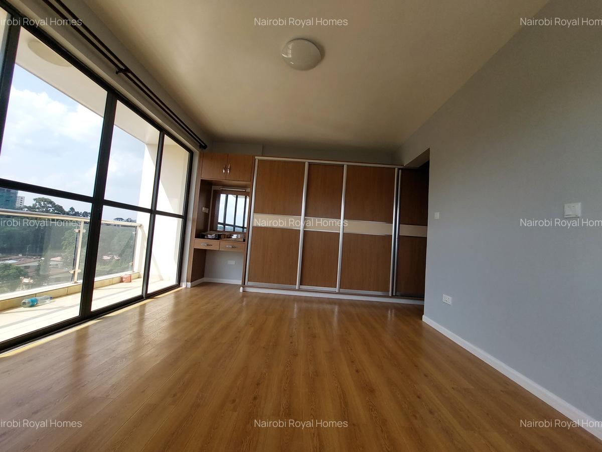 3 Bed Apartment with En Suite at Brookside Drive - 12