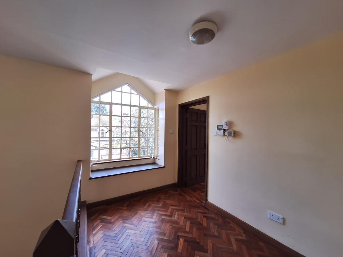 5 Bed Townhouse with En Suite in Lavington - 12