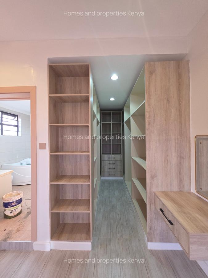 5 Bed Villa with En Suite in Membley - 13