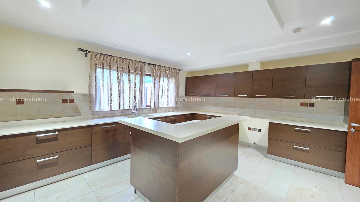 5 Bed Townhouse with En Suite at Lavington Green - 4