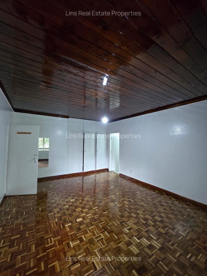 5 Bed House with En Suite in Lavington - 15