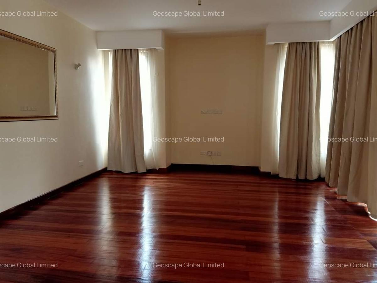 4 Bed House with En Suite in Ridgeways - 5