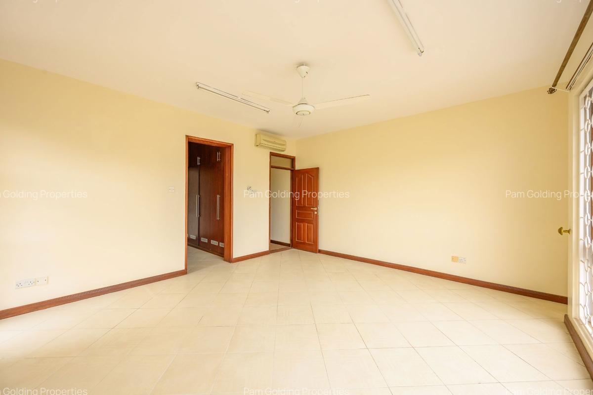 3 Bed Apartment with En Suite at Links Road - 8