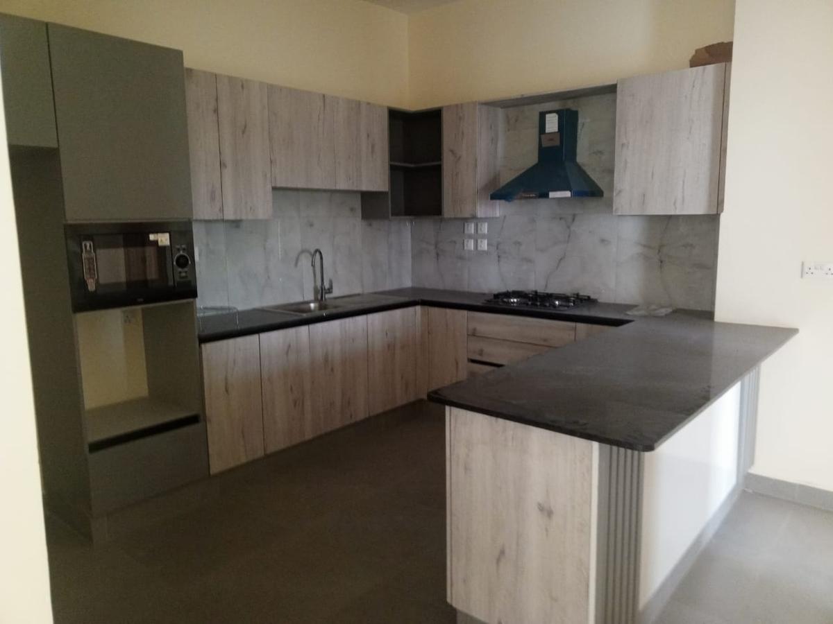 2 Bed Apartment with En Suite at 4 Ave - 5