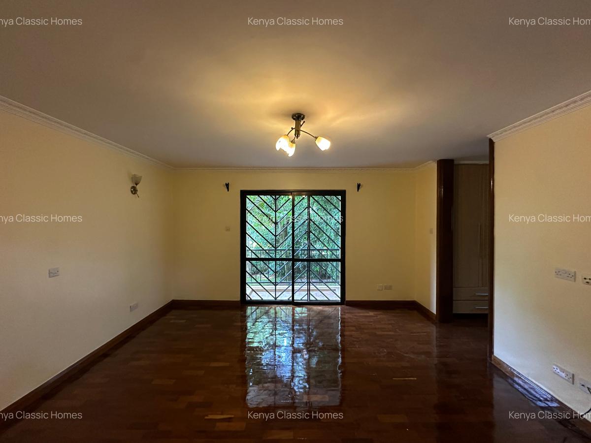 3 Bed Apartment with En Suite at Lavington - 12