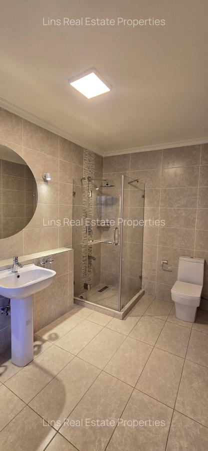 4 Bed House with En Suite in Lavington - 17