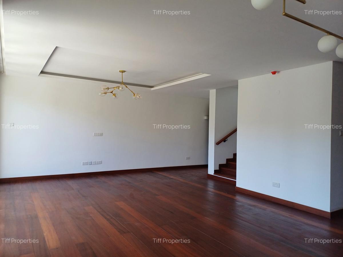 4 Bed Apartment with En Suite in Rosslyn - 6