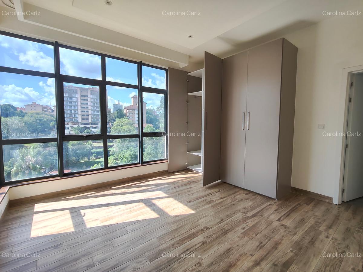4 Bed Apartment with En Suite at Riverside Drive - 11