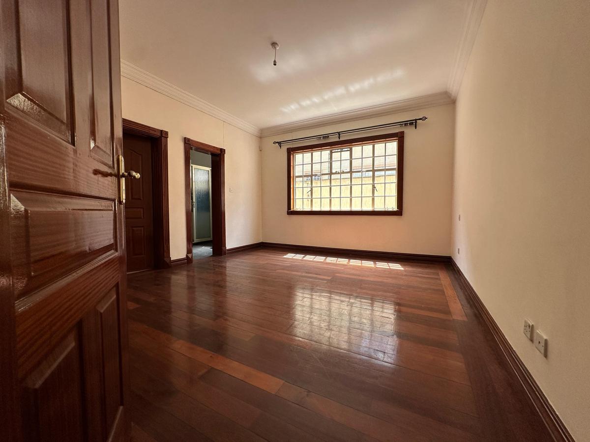 5 Bed Villa with En Suite at Lavington - 9