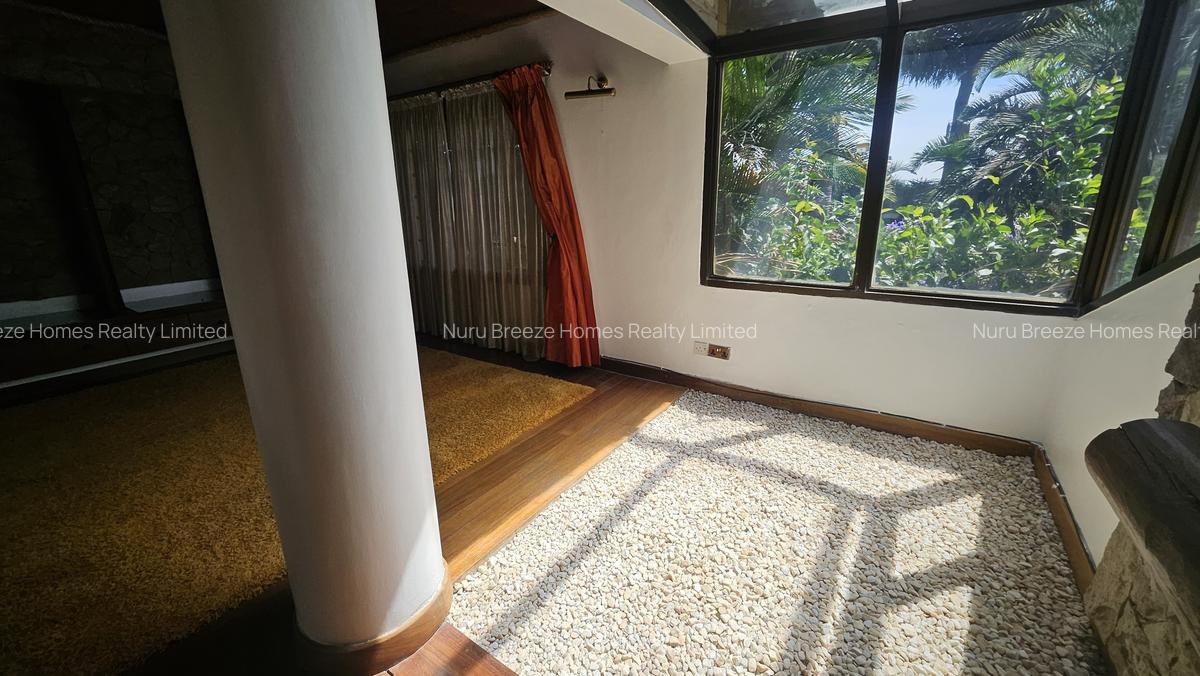 6 Bed House with En Suite in Runda - 18