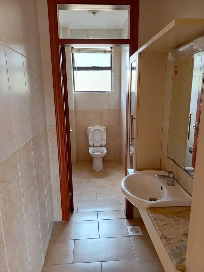 4 Bed House with En Suite in Ridgeways - 12