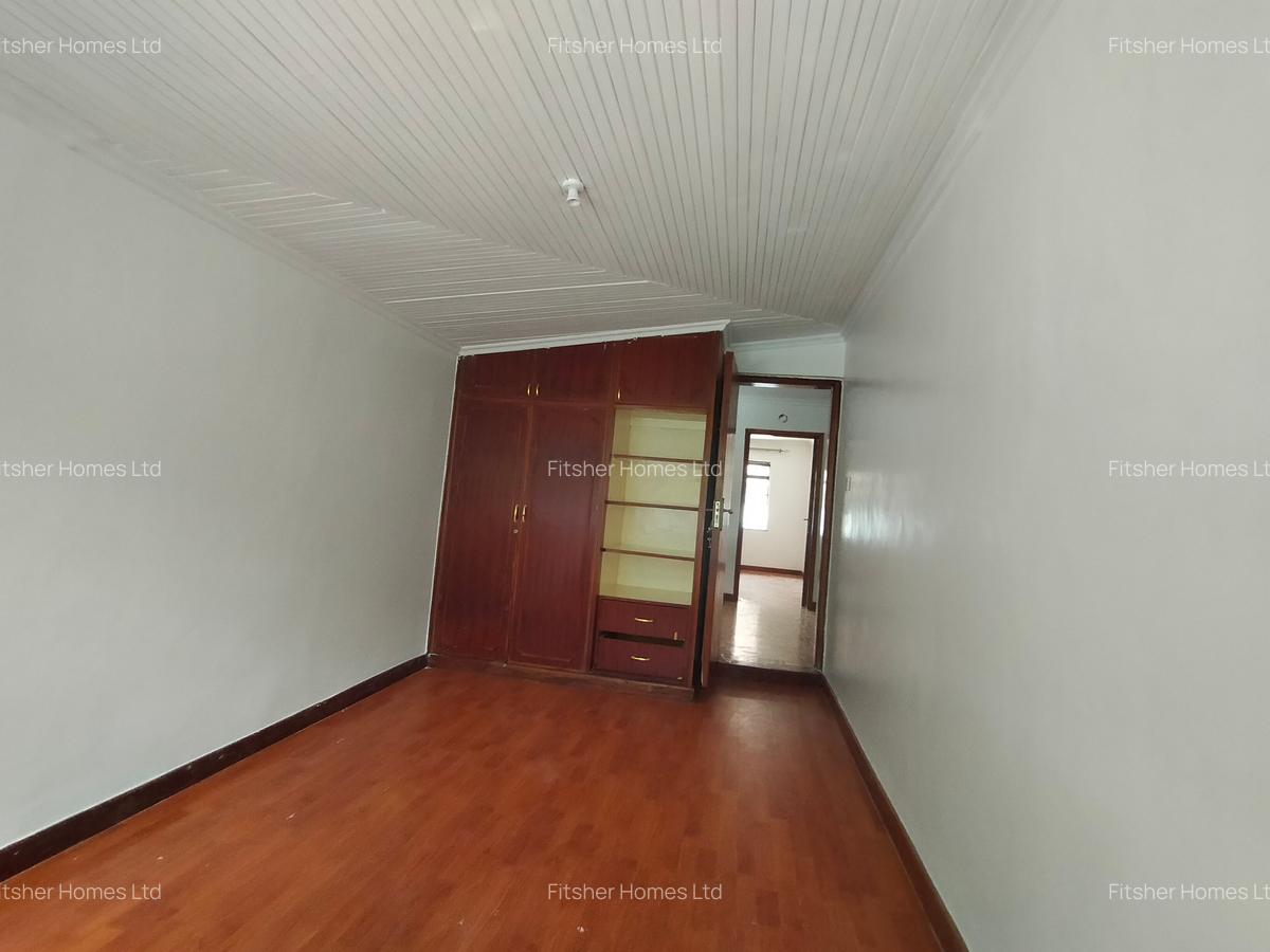 4 Bed House with En Suite in Lavington - 12