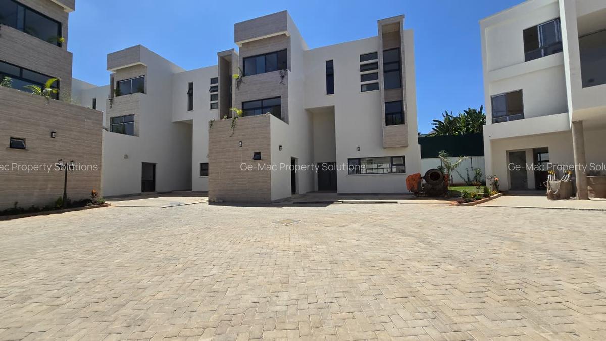 5 Bed House with En Suite in Lavington - 4