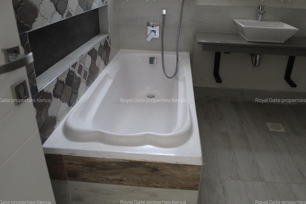 4 Bed Townhouse with En Suite at Near Wilson Airport - 18