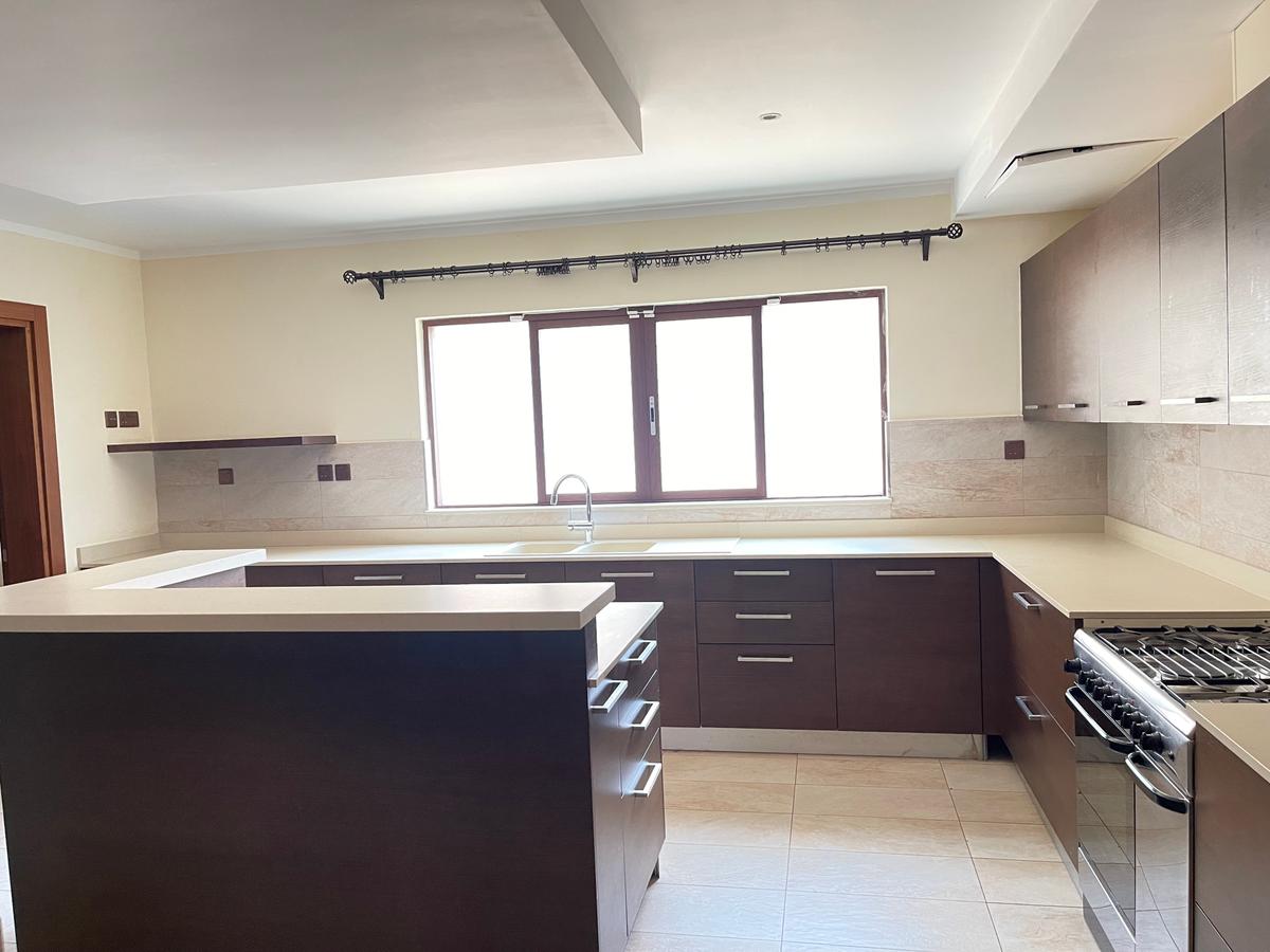 5 Bed Townhouse with En Suite in Lavington - 9