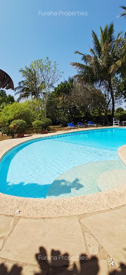 Serviced 2 Bed Apartment with Swimming Pool at Beach Road - 12