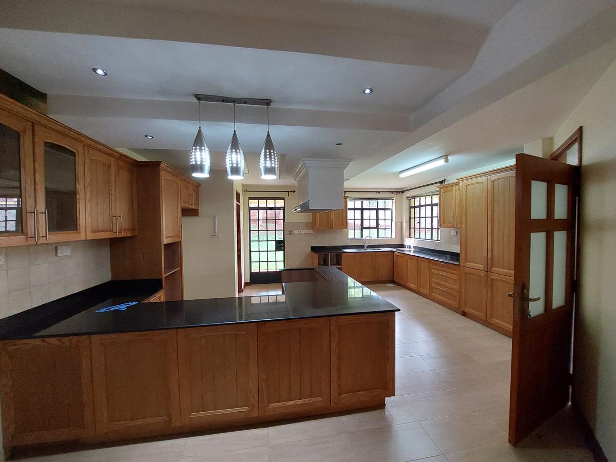 5 Bed House with En Suite at Eagle Park - 18