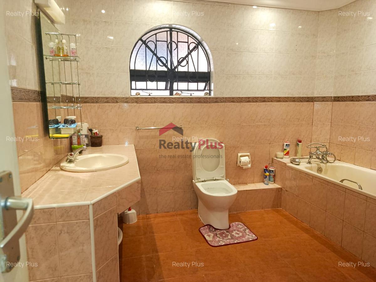 4 Bed House with En Suite in Westlands Area - 11