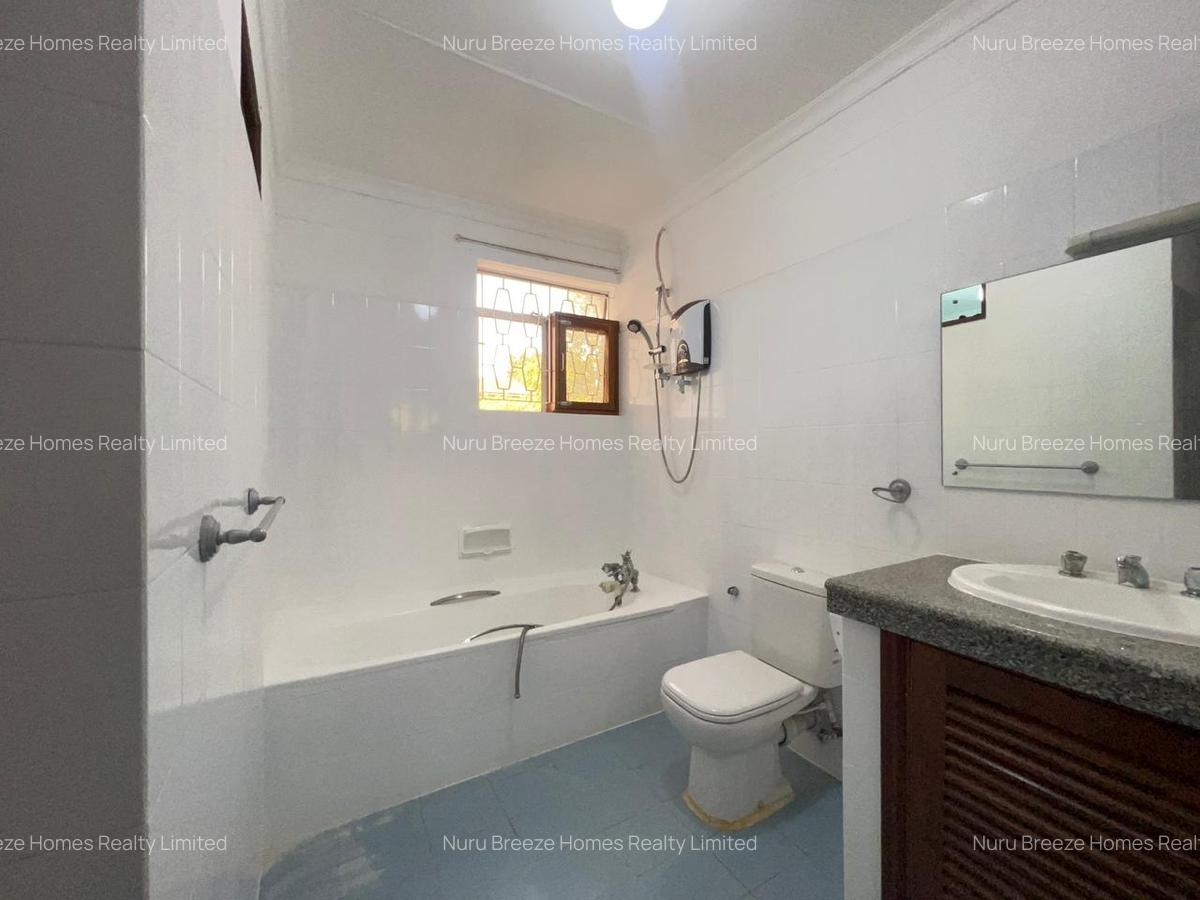 4 Bed House with En Suite in Runda - 11