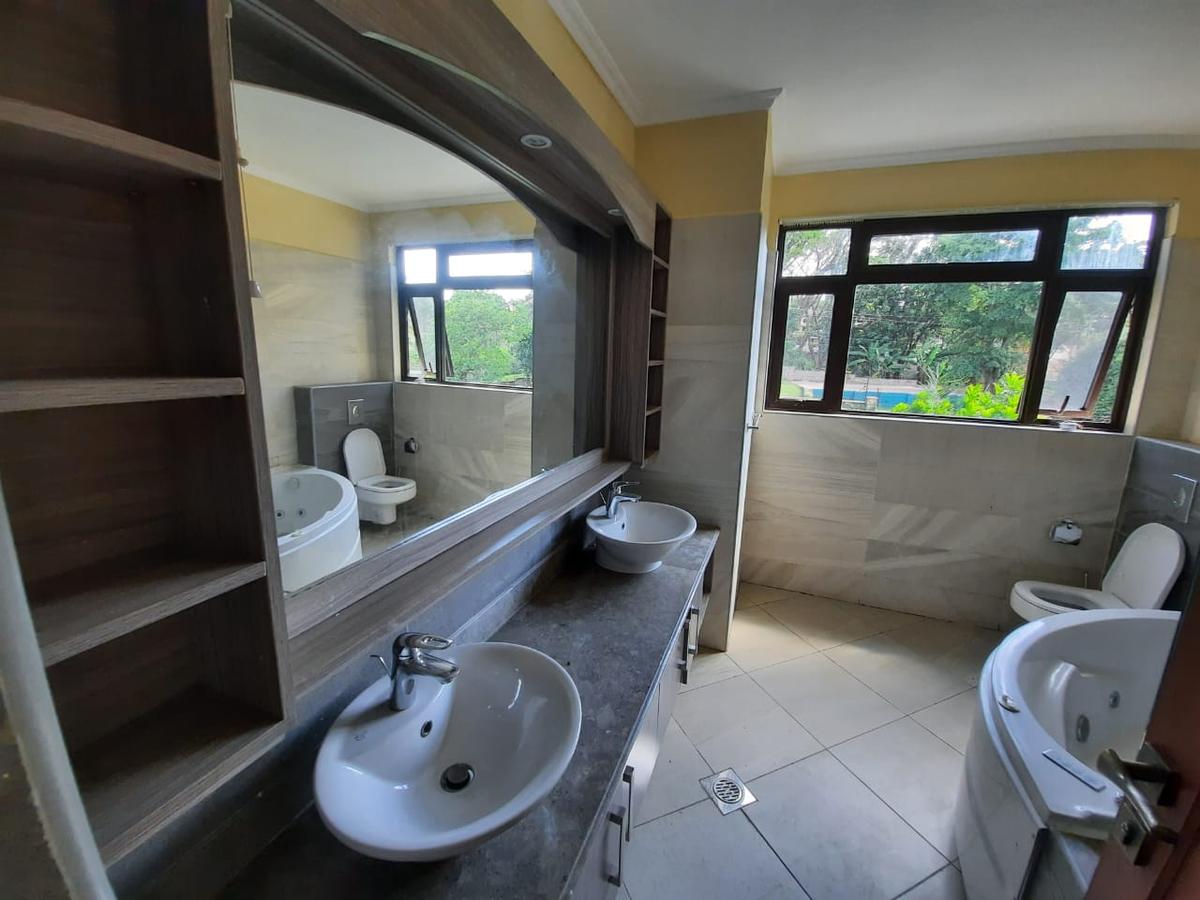 5 Bed Townhouse with En Suite in Lavington - 6