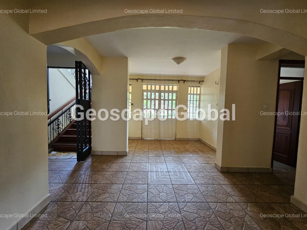 5 Bed House with En Suite in Rosslyn - 4