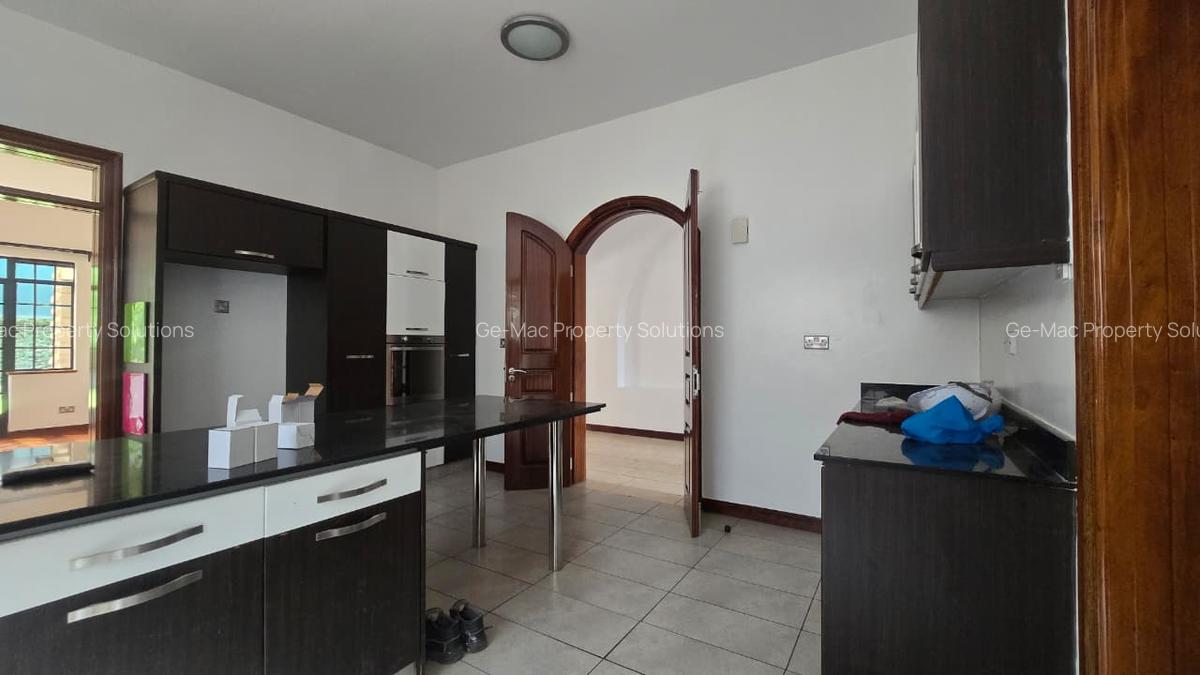 5 Bed House with En Suite in Lavington - 12