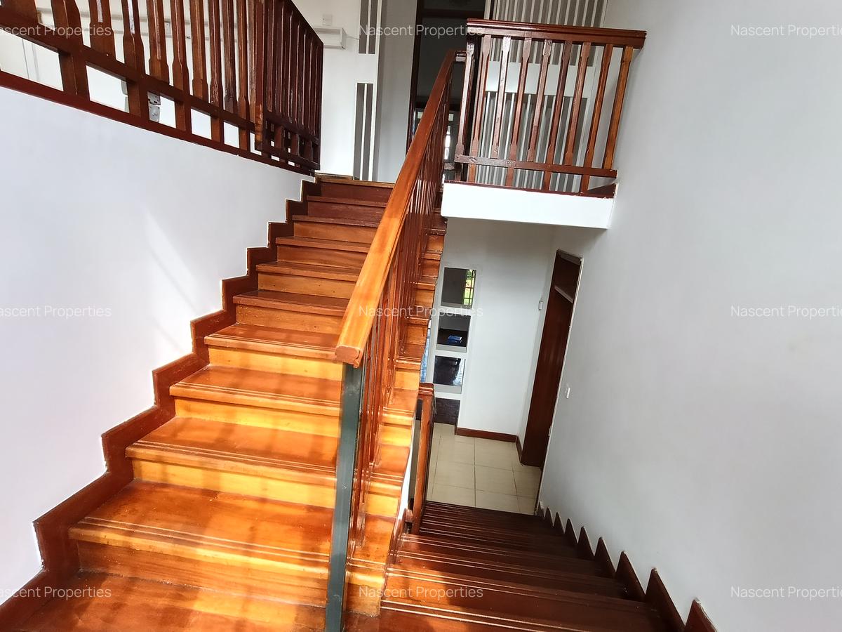 4 Bed Villa with En Suite in Rosslyn - 16