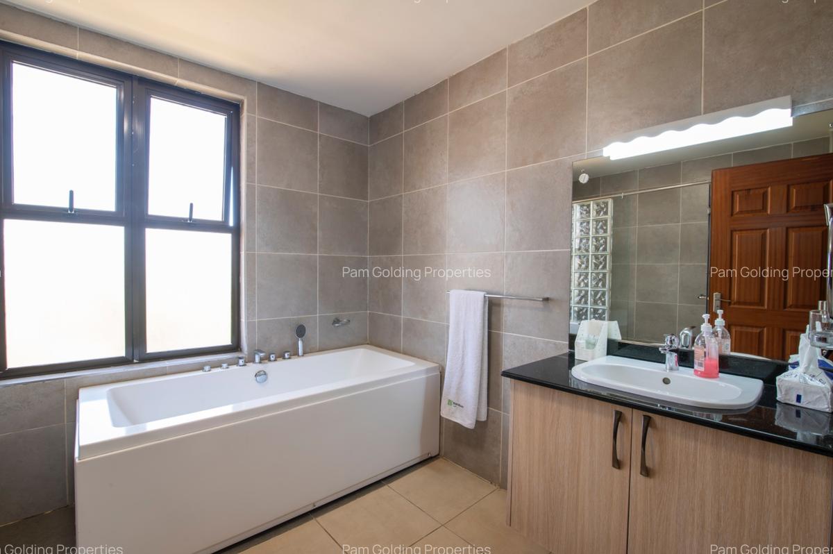 4 Bed Apartment with En Suite in Rhapta Road - 14