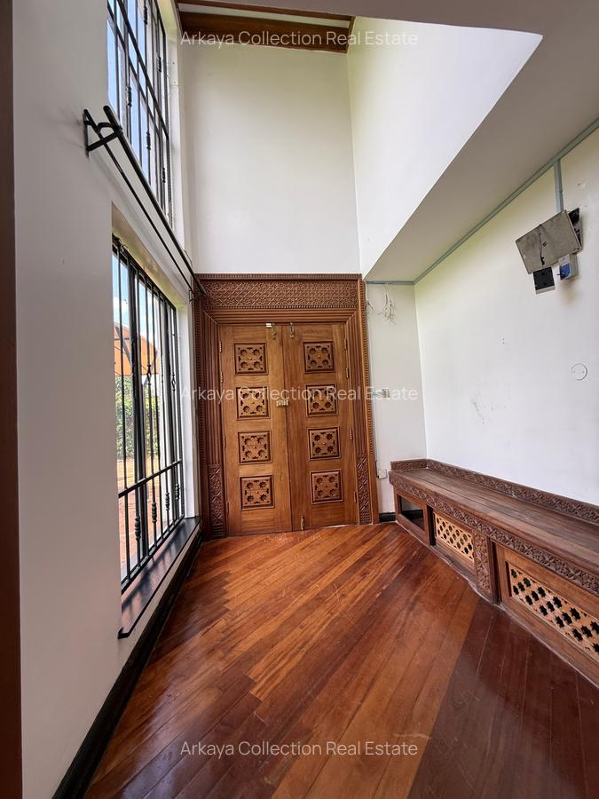 5 Bed House with En Suite in Runda - 1