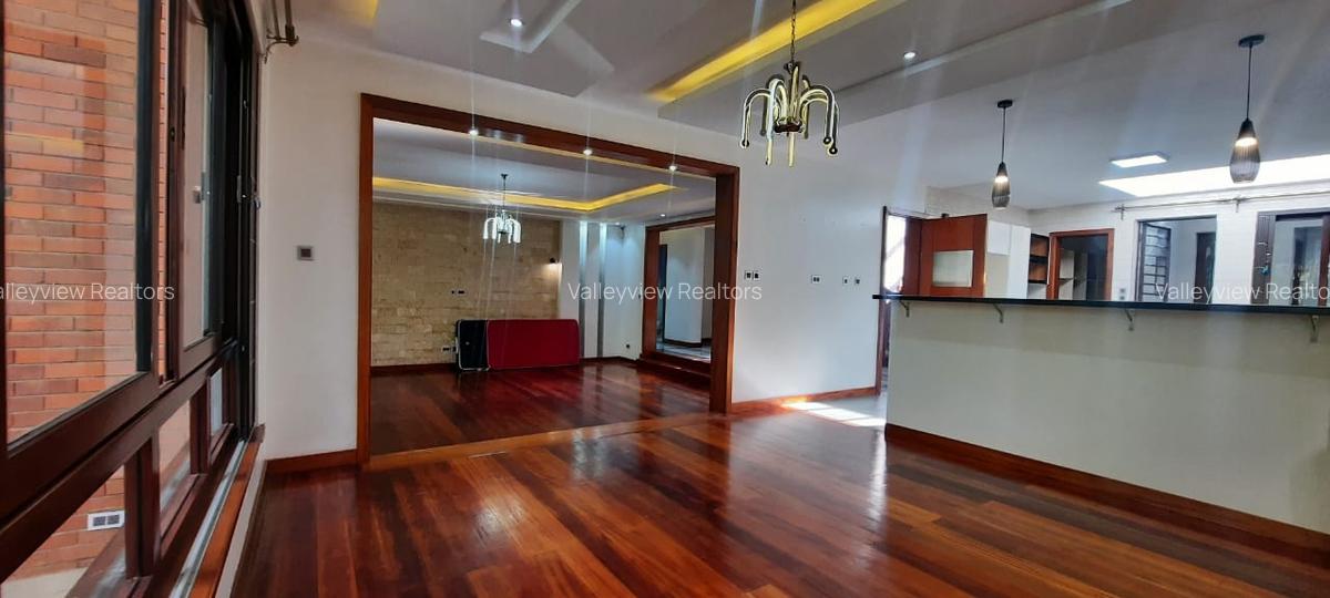 5 Bed Townhouse with En Suite at Lavington - 2