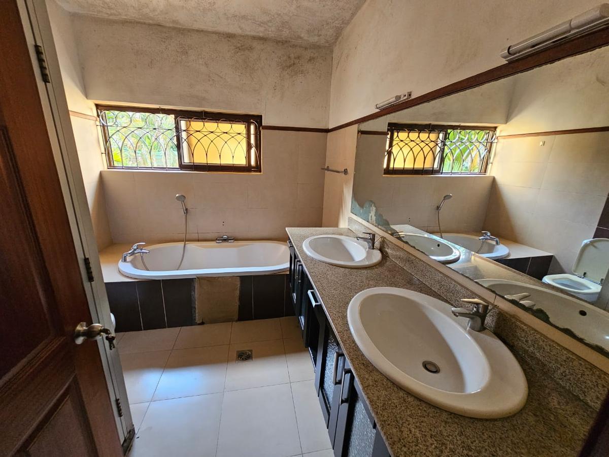 4 Bed Townhouse with En Suite in Lavington - 6