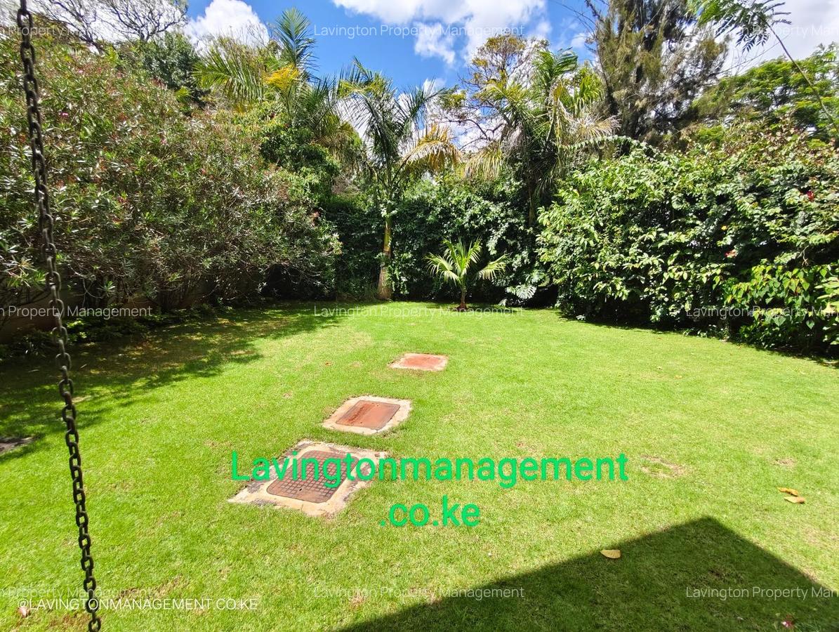 5 Bed Villa with En Suite at Lavington Green - 3