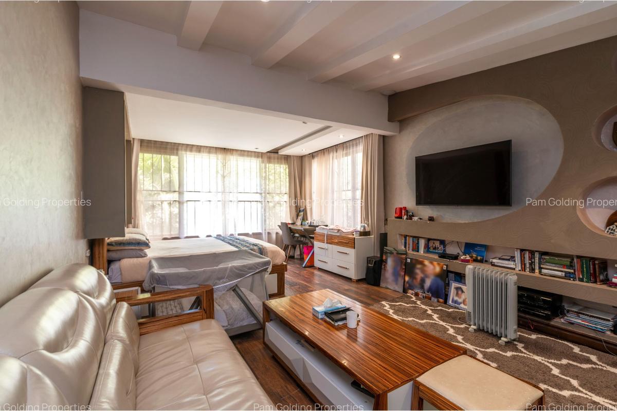 7 Bed House with En Suite in Kyuna - 12