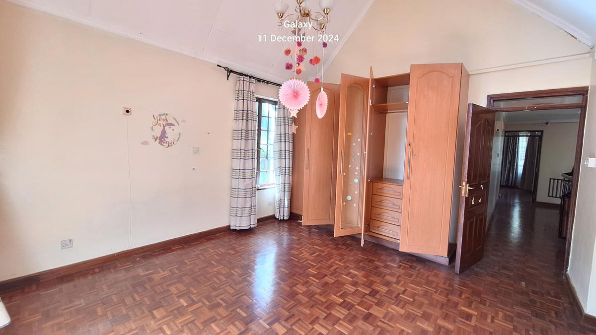 5 Bed Townhouse with En Suite at Lavington Green Area. - 11