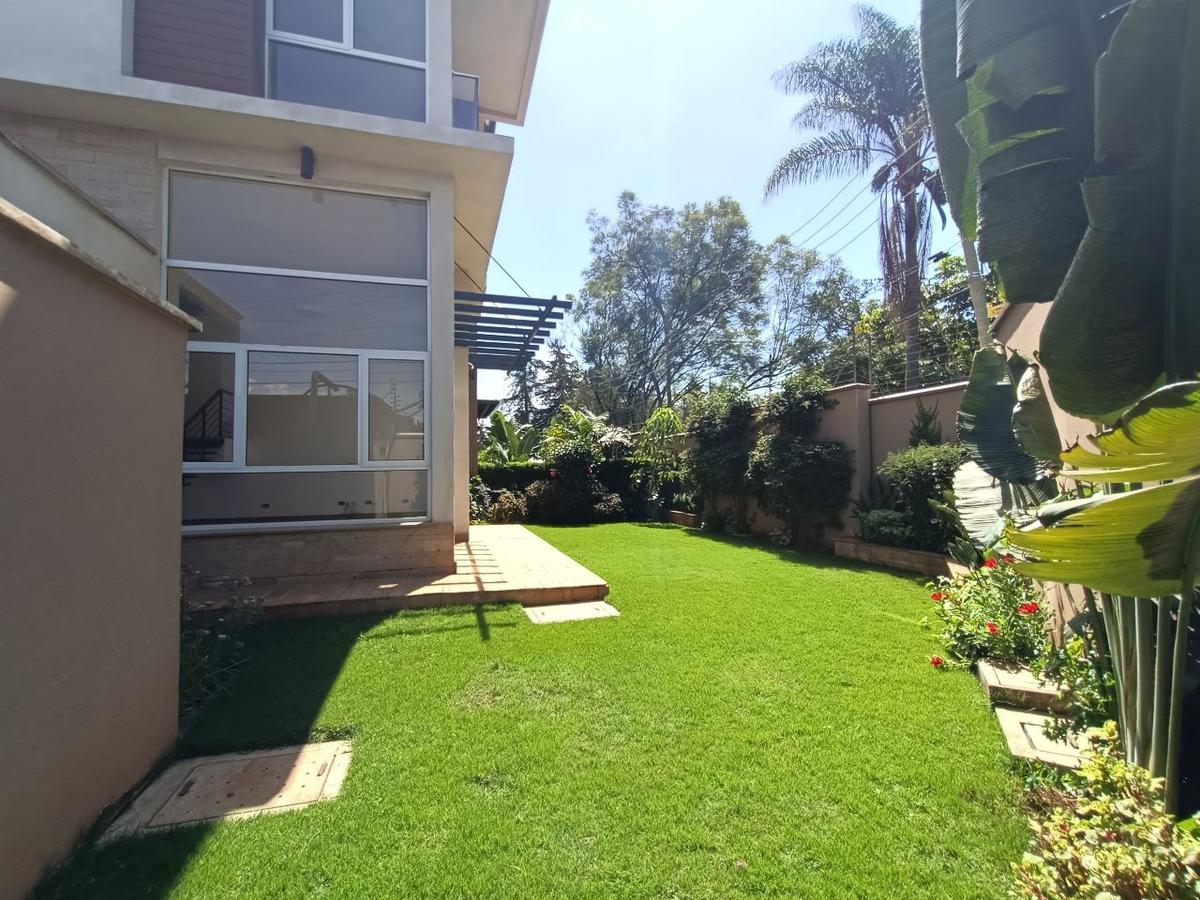 4 Bed Townhouse with En Suite at Lavington - 3