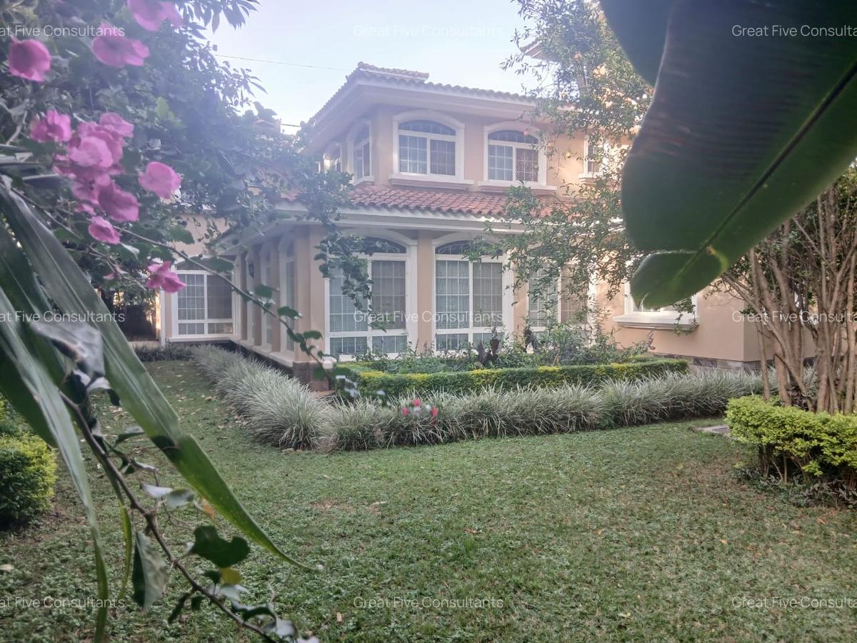 5 Bed Villa with En Suite in Rosslyn - 2