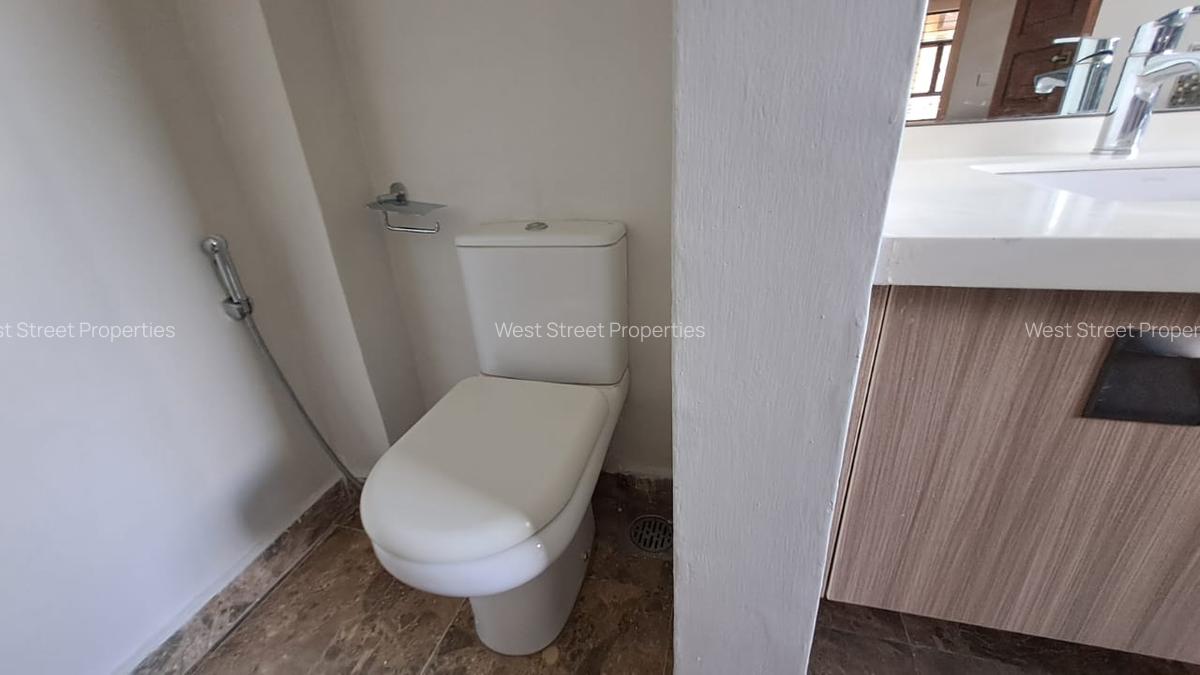 5 Bed Townhouse with En Suite at Lavington - 10