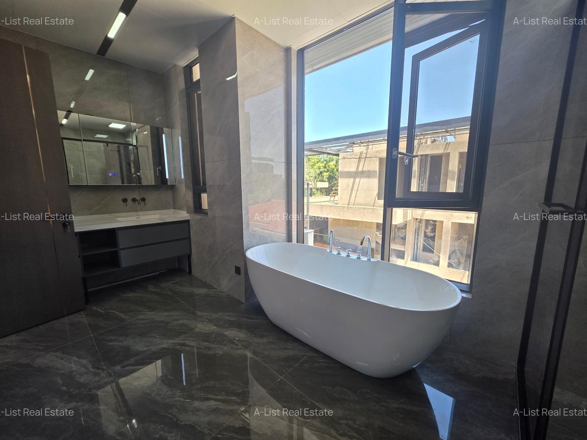 5 Bed Villa with En Suite at Jacaranda Avenue - 16