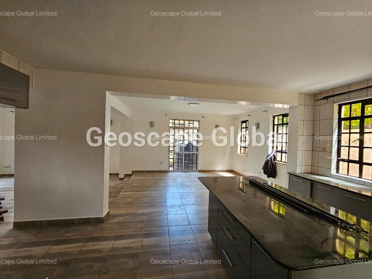 5 Bed Townhouse with En Suite in Kyuna - 2