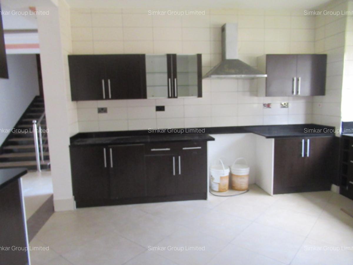4 Bed Townhouse with En Suite at Westlands - 5