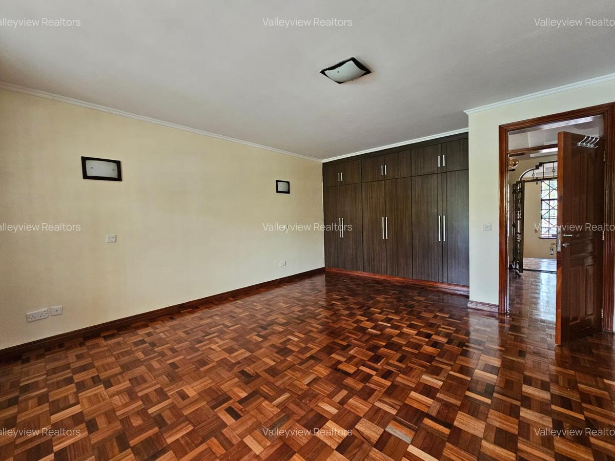 5 Bed Townhouse with En Suite at Lavington - 6