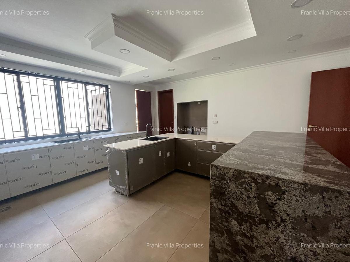 6 Bed Townhouse with En Suite in Lavington - 6