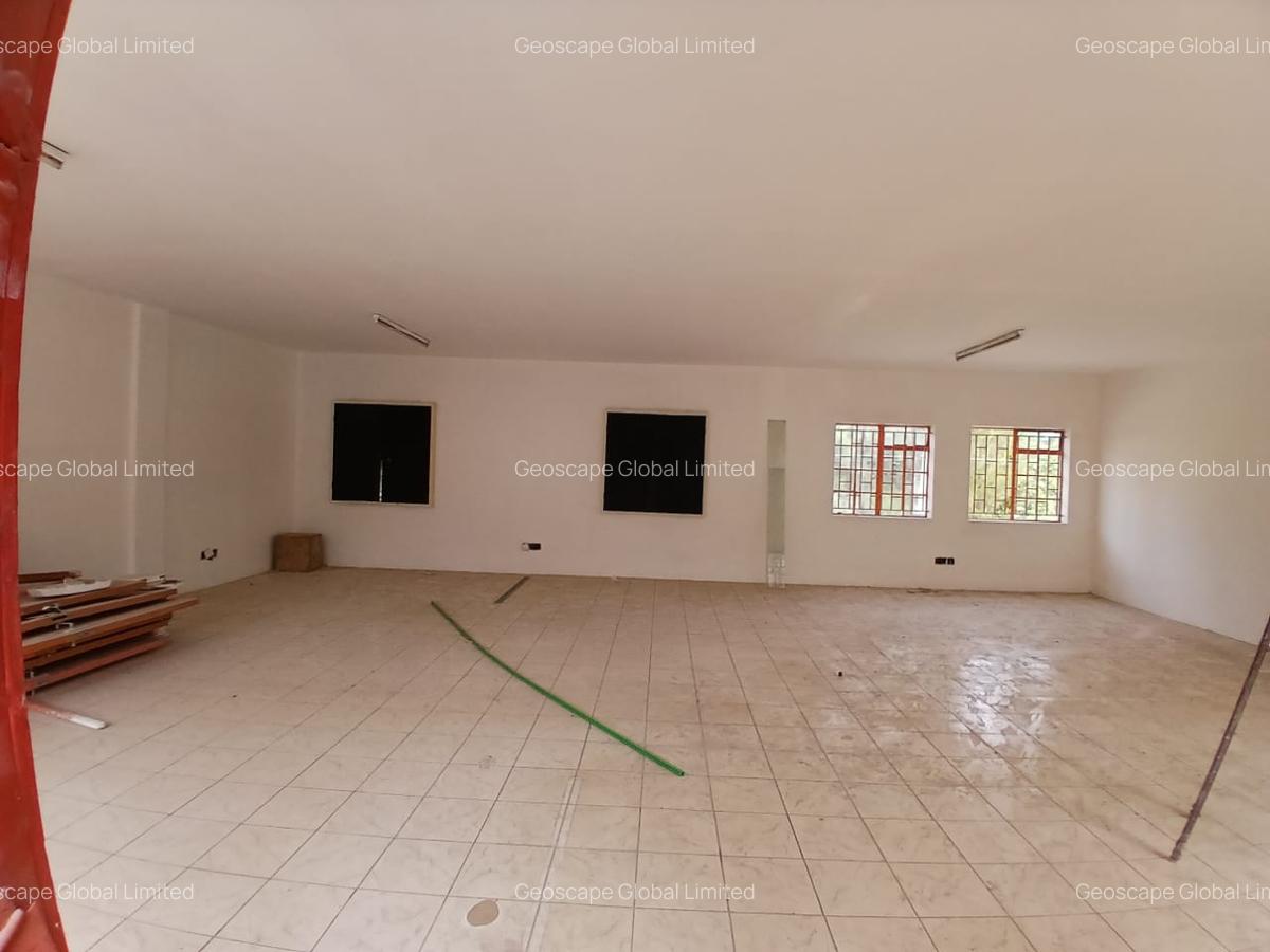 24,750 ft² Warehouse with Parking in Industrial Area - 3