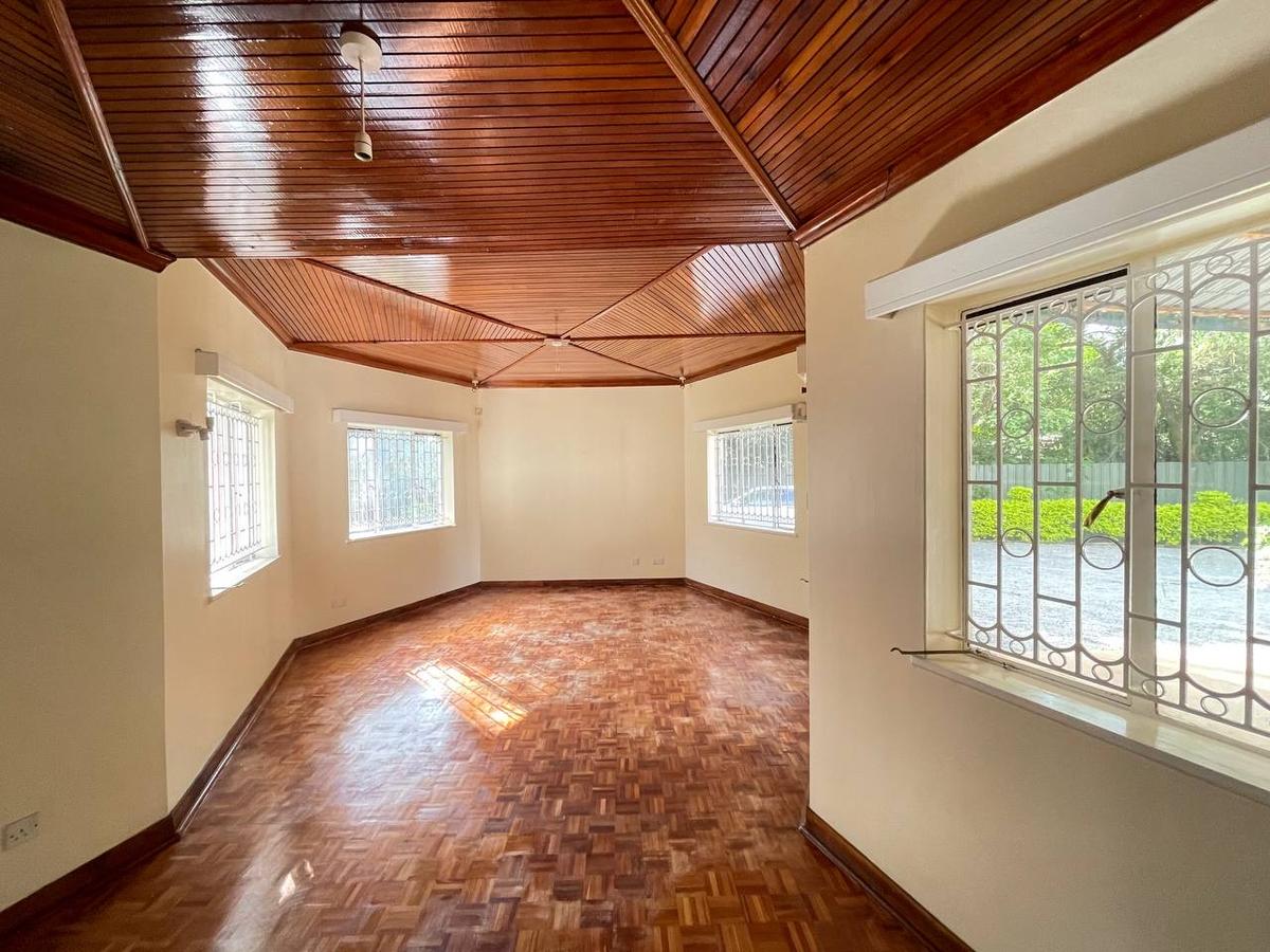 5 Bed House with En Suite in Lavington - 3