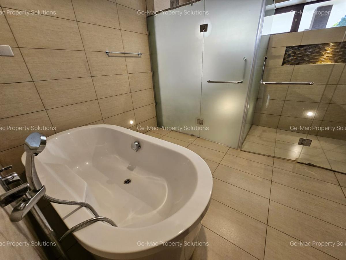 5 Bed House with En Suite in Lavington - 11