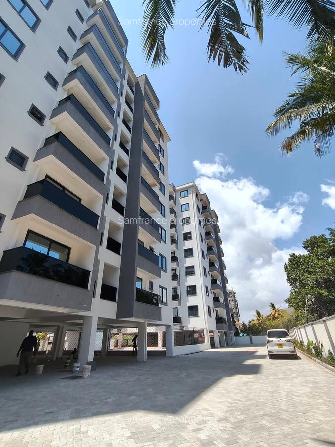 Serviced 3 Bed Apartment with En Suite at Moyne Drive - 4