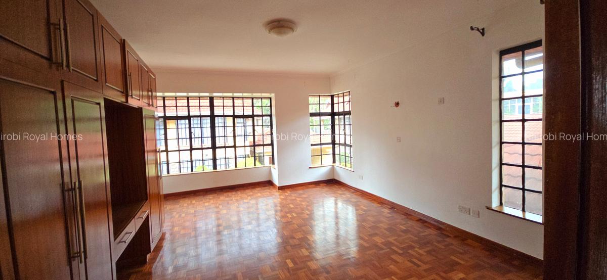 5 Bed Townhouse with En Suite at Lavington Green - 16