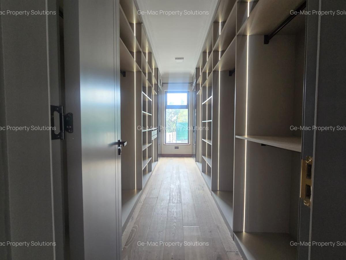 5 Bed House with En Suite in Lavington - 5